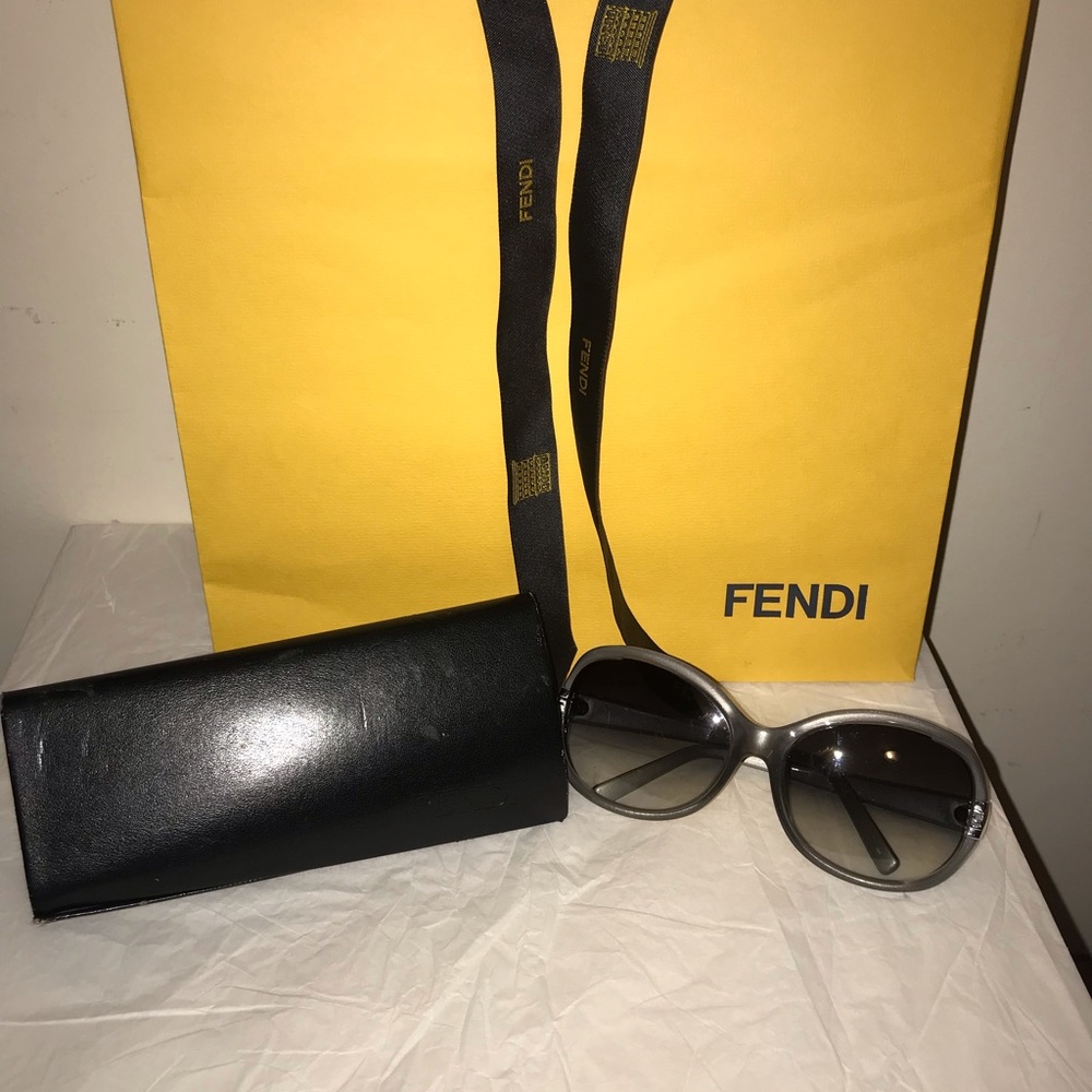 💯% Authentic Fendi Gray Sunglasses with Case